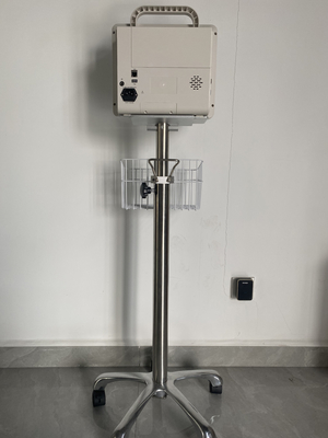 Hastanın kan basıncını kontrol eden tıbbi ekipman yatak başında kontrol eden fabrikada stok var
