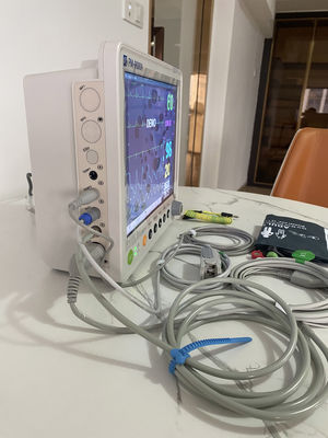 Tıbbi Kullanım için 16 Dil Destekli 12.1 İnç 5 Parametreli Taşınabilir Hasta Monitörü