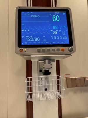 Hastane Bölümü Hasta Monitörü Montajı için Yükseklik Düzenlenebilir Metal Duvar Desteni